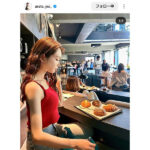 新唯、レアなロングヘアで登場！美デコルテ＆お腹チラリなトップス姿で韓国満喫！