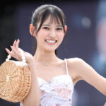 【動画】人気セクシー女優・八掛うみ、花柄ビキニでランウェイに登場！＜SPLASH SUMMER×近代麻雀水着祭2024＞