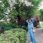 のん、葉桜眺める全身デニムコーデ姿披露！「すっかり春の陽気 よっしゃー気合い入れてくぞーー」ファンから「桜が似合う夏女」「春らしくて爽やかでかわいい」の声