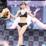 【写真特集】本郷愛、美バストきわだつ黒水着でランウェイに登場！ ＜SPLASH SUMMER×近代麻雀水着祭2024＞