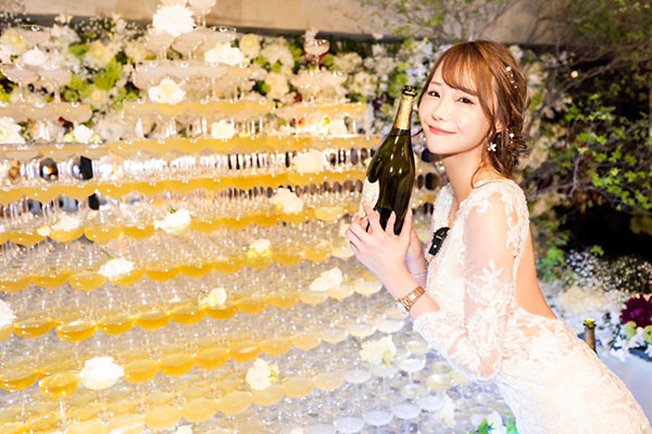 ベネ東京・れみ(れみれみ)、美しすぎるロングドレスで登場！ 六本木新境地で5000万円のシャンパンタワーで圧巻のパフォーマンス。