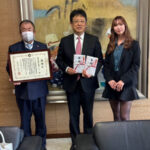 女子研修会会長・新井美穂ら大栄カントリー倶楽部、熊本市訪問で追悼式に出席。 11月3日にチャリティーゴルフ大会を開催決定。