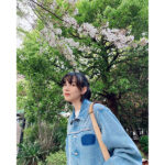 のん、葉桜眺める全身デニムコーデ姿披露！「すっかり春の陽気 よっしゃー気合い入れてくぞーー」ファンから「桜が似合う夏女」「春らしくて爽やかでかわいい」の声