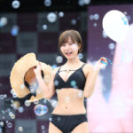 【写真特集】本郷愛、美バストきわだつ黒水着でランウェイに登場！ ＜SPLASH SUMMER×近代麻雀水着祭2024＞