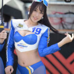 霧島聖子、透け感がたまらない青コスからチラリ！むっちり桃尻披露！