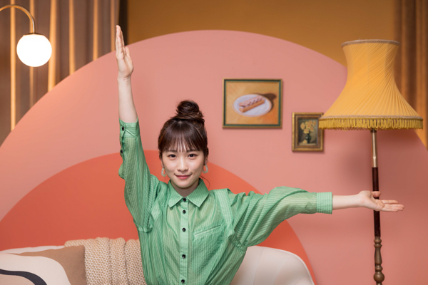 川栄李奈がお団子ヘア＆春らしい緑コーデでローソン新TV CM「ご褒美スティックケーキ なにこれ！？」篇に登場！インタビューも公開！