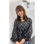 安めぐみ、花柄黒ブラウス×デニムコーデのラジオ収録オフショに「どんどんキレイに…」「女神様」「優しい笑顔に癒されます」の声！