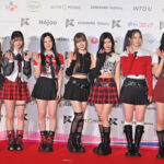 【動画】NiziUがレッドカーペットにチェック柄ミニスカ衣装で登場！＜KCON JAPAN 2024＞