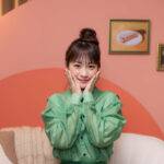 川栄李奈がお団子ヘア＆春らしい緑コーデでローソン新TV CM「ご褒美スティックケーキ なにこれ！？」篇に登場！インタビューも公開！