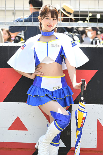 佐々木美乃里、美脚アピールのコスチュームでSUPER GTに登場！ 「新生CERUMOの勝利の女神となれるように」