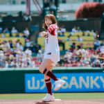 秋元真夏、5月3日(金)の東北楽天ゴールデンイーグルス対千葉ロッテ戦の始球式に2年ぶりに登場！見事な投球を披露！
