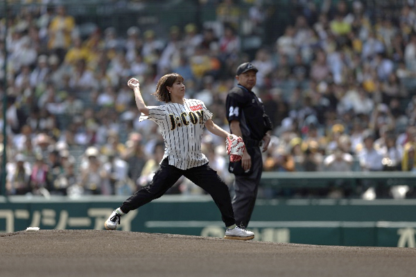 吉田沙保里が阪神甲子園球場での始球式に初挑戦！「今までの始球式で1番！ノーバウンドで100点満点の投球！」