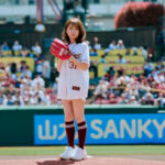 秋元真夏、5月3日(金)の東北楽天ゴールデンイーグルス対千葉ロッテ戦の始球式に2年ぶりに登場！見事な投球を披露！