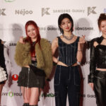 【動画】IS:SUEがクールな肌見せコーデでレッドカーペットに登場！＜KCON JAPAN 2024＞