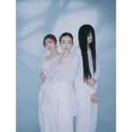 羊文学のアルバム『12 hugs (like butterflies)』を題材にした企画展が、神保町New Galleryにて5月30日よりスタート！