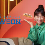 川栄李奈がお団子ヘア＆春らしい緑コーデでローソン新TV CM「ご褒美スティックケーキ なにこれ！？」篇に登場！インタビューも公開！