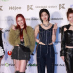 【動画】IS:SUEがクールな肌見せコーデでレッドカーペットに登場！＜KCON JAPAN 2024＞
