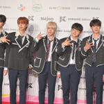 【写真特集】The Wind、ストライプ柄ネクタイの韓国制服姿でレッドカーペットに登場！＜KCON JAPAN 2024＞