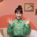 川栄李奈がお団子ヘア＆春らしい緑コーデでローソン新TV CM「ご褒美スティックケーキ なにこれ！？」篇に登場！インタビューも公開！