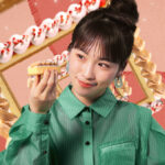 川栄李奈がお団子ヘア＆春らしい緑コーデでローソン新TV CM「ご褒美スティックケーキ なにこれ！？」篇に登場！インタビューも公開！