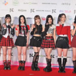 【動画】NiziUがレッドカーペットにチェック柄ミニスカ衣装で登場！＜KCON JAPAN 2024＞