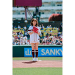 秋元真夏、5月3日(金)の東北楽天ゴールデンイーグルス対千葉ロッテ戦の始球式に2年ぶりに登場！見事な投球を披露！