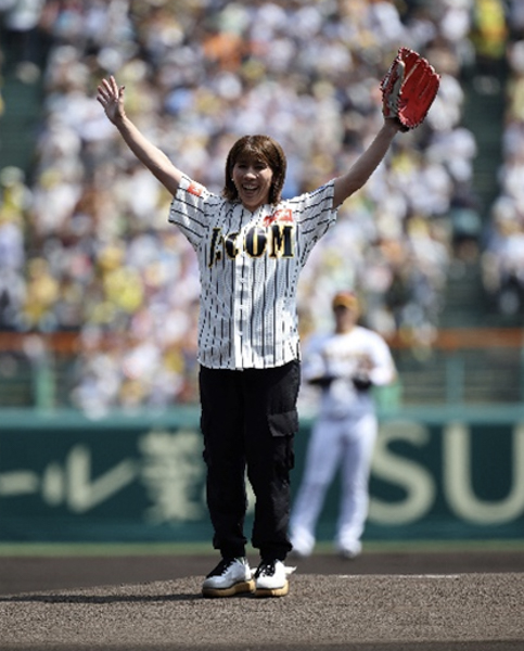 吉田沙保里が阪神甲子園球場での始球式に初挑戦！「今までの始球式で1番！ノーバウンドで100点満点の投球！」