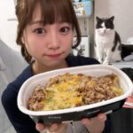 天宮花南、Twitch配信中に愛猫アルが見守る中メガチーズ牛丼をペロリ！
