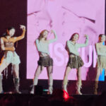 【動画】ガールズグループ・IS:SUEがミニ丈衣装で美脚際立つパフォーマンス！＜KCON JAPAN 2024＞