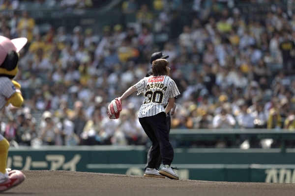 吉田沙保里が阪神甲子園球場での始球式に初挑戦！「今までの始球式で1番！ノーバウンドで100点満点の投球！」