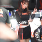 レースクイーン・日南まみ、へそ出し＆美脚あらわなクールな黒衣装で登場！ 本人コメント「今シーズンも色んなことに挑戦できたらな」