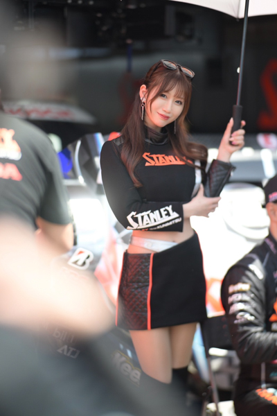 レースクイーン・日南まみ、美脚あらわなクールな黒衣装で登場！ 本人コメント「今シーズンも色んなことに挑戦できたらな」