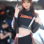 レースクイーン・日南まみ、へそ出し＆美脚あらわなクールな黒衣装で登場！ 本人コメント「今シーズンも色んなことに挑戦できたらな」