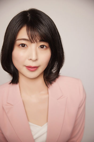 芸能事務所OL・池田桃子、大胆ヒップあらわな初写真集『桃色営業』表紙を解禁！演歌歌手デビューも決定で前代未聞の4刀流に！