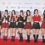 【写真特集】NiziU、美脚きだわつチェック柄衣装でレッドカーペットに登場！＜KCON JAPAN 2024＞