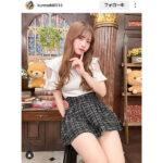 黒嵜菜々子、ミニスカからチラリ！美脚あらわなオフショに世界中から歓喜の声！ 5月11日、黒嵜菜々子が自身のInstagramを更新した。 黒嵜菜々子はファッションブランド・シェルマカロンの フリルトップスとチェック柄のミニスカートを着用！ 「ミシェルマカロンさん大好き女さんです どちらもミシェルマカロンさんのだよ みんな是非ゲットしてね！！ これからの季節に向けてぴったりよ〜」とコメントを寄せた。 本投稿にファンからは、 「可愛すぎ」 「黒嵜だいすきさんです」 「いつもいつも最高の太ももをありがとう」 などの声が寄せられ、盛り上がりを見せている。
