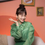 川栄李奈がお団子ヘア＆春らしい緑コーデでローソン新TV CM「ご褒美スティックケーキ なにこれ！？」篇に登場！インタビューも公開！