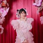 上坂すみれ、初のベストアルバム『SUMIRE CATALOG』のジャケット写真＆新アーティストビジュアルを公開！法人別購入者特典＆勲章バッジの最新情報も！
