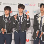 【写真特集】The Wind、ストライプ柄ネクタイの韓国制服姿でレッドカーペットに登場！＜KCON JAPAN 2024＞