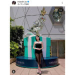 三吉彩花、クールなブラックドレスで美スタイル見せつけ！
