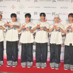 【写真特集】TWS、爽やかホワイト×ブラック衣装でレッドカーペットに登場！＜KCON JAPAN 2024＞