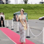 鈴木梨恩、西森由美子らベストオブミスグランプリが美脚アピールのドレスでウォーキングを披露！＜TOKYO SUPERCAR DAY 2024＞