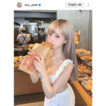 yami、胸元あらわな清楚白ワンピース姿でファンを魅了！