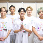 【動画】PSYCHIC FEVER、お揃いのTシャツ姿でステージの盛り上がりを語る！〈Kohmi EXPO 2024〉