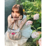 のん、満開に咲く紫陽花の横で…涼しげな白のセットアップコーデ＆ポケモン コダックとのデートSHOT！？「見惚れてしまいます」「コダックもオシャレで可愛い」の声！