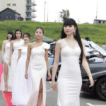 鈴木梨恩、西森由美子らベストオブミスグランプリが美脚アピールのドレスでウォーキングを披露！＜TOKYO SUPERCAR DAY 2024＞