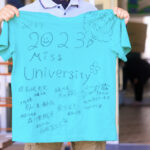ミスユニバーシティグランプリ鈴木梨恩らファイナリスト7名が珠洲市の小学校を訪問。お土産を通して「全国の人が応援している」とエールを伝える
