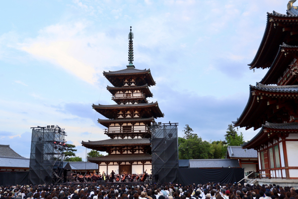 シンガーソングライター絢香、世界遺産・薬師寺東塔落慶記念奉納『絢香 SYMPHONIC CONCERT in 薬師寺』フルオーケストラ公演を開催