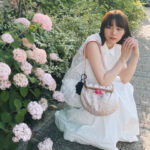 のん、満開に咲く紫陽花の横で…涼しげな白のセットアップコーデ＆ポケモン コダックとのデートSHOT！？「見惚れてしまいます」「コダックもオシャレで可愛い」の声！