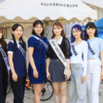 ミスユニバーシティグランプリ鈴木梨恩らファイナリスト7名が珠洲市の小学校を訪問。お土産を通して「全国の人が応援している」とエールを伝える